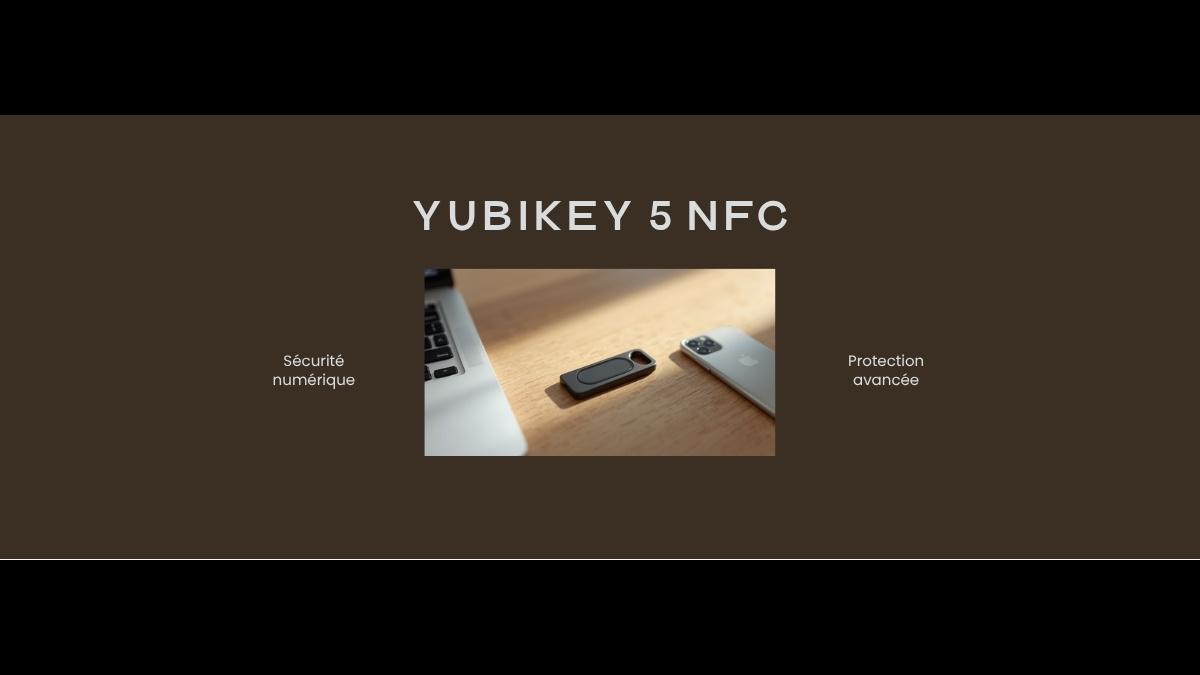 Photo d'une clé de sécurité YubiKey posée à côté d'un ordinateur